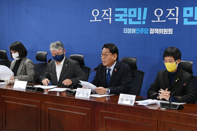 野3당 ‘국조 압박’ : 이태원 핼러윈 참사 국정조사특별위원회 더불어민주당 간사인 김교흥(왼쪽 세 번째) 의원 등 야 3당 국조특위 위원들이 13일 오전 국회 의원회관에서 국민의힘 위원들의 국정조사 참여를 촉구하는 기자회견을 갖고 있다.  윤성호 기자