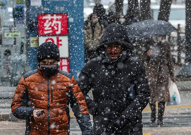 13일 오후 서울 중구 명동 거리에 겨울의 본격 시작을 알리는 눈이 내리고 있다. 기상청은 이날 오후 서울을 비롯한 수도권을 중심으로 눈이 내릴 것으로 예보해, 퇴근길 차량 운행에 불편이 있을 것으로 예상된다. [연합]