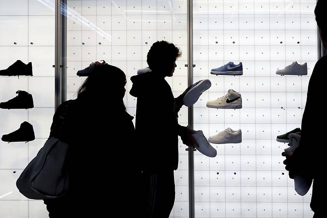 지난달 25일 미국 뉴욕의 신발 매장에서 손님들이 상품을 고르고 있다. [AP]