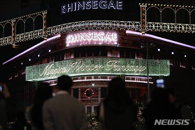 [서울=뉴시스] 김근수 기자 = 21일 오후 성탄절 조명으로 꾸민 서울 중구 신세계백화점 본점 앞에서 시민들이 추억을 남기고 있다. 2022.11.21. ks@newsis.com