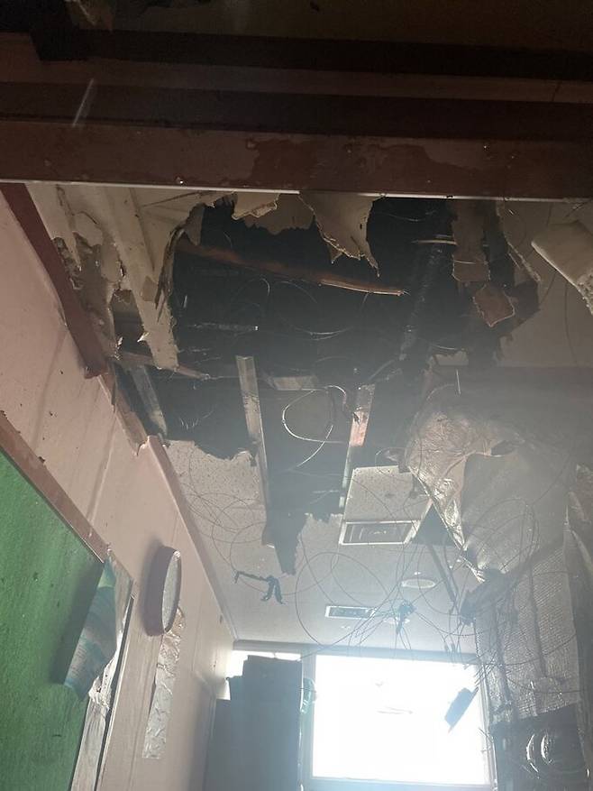 13일 부산 부산진구 한 요양병원에서 불이 나 천장 일부가 불에 탔다. 부산소방재난본부 제공