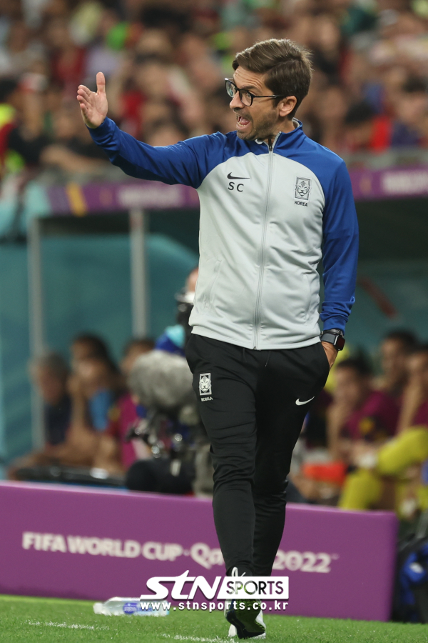 2일(현지시간) 카타르 알라이얀 에듀케이션 시티 스타디움에서 열린 2022 카타르 월드컵 H조 최종 3차전 대한민국과 포르투갈의 경기, 한국 코스타 수석코치가 동점골 후 작전지시를 하고 있다. 사진｜뉴시스
