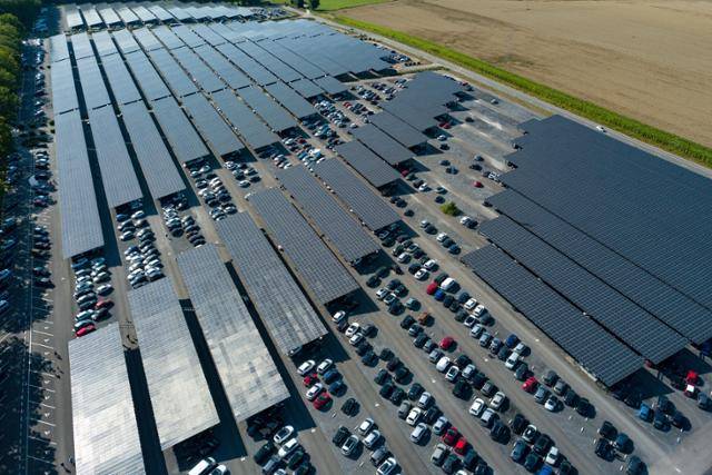 2021년 8월 벨기에 파이리 다이자 동물원의 주차장에 태양광 발전시설이 설치돼있다. 동물원에 따르면 차량 7,000대 주차가 가능한 이곳에는 6만 개가 넘는 태양광 패널이 설치돼있다. 발전설비용량은 20MW로 동물원 필요전력을 상회한다는 설명이다. 신화통신 연합뉴스