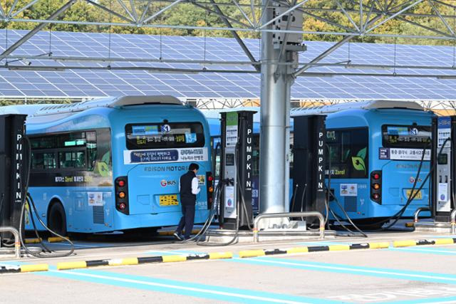 지난 10월 27일 경기 수원시 영통구 수원동부버스공영차고지에서 버스기사가 태양광발전 설비를 통해 생산된 전기를 이용해 전기버스 충전을 하고 있다. 수원=고영권 기자