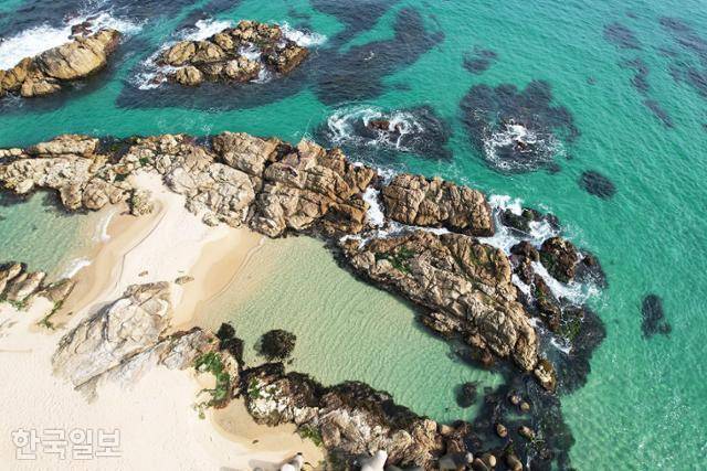 기성면 봉산리 도해공원에는 작은 백사장과 갯바위가 어우러져 있다. 수정처럼 맑고 푸른 바다 풍경이다.