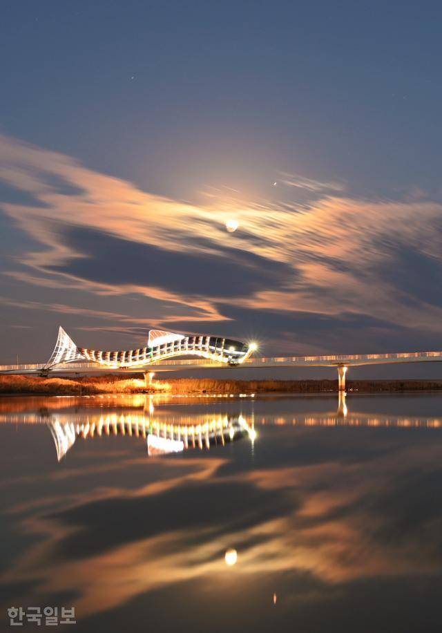 왕피천 바로 위에는 남대천이 바다로 흘러든다. 동짓달 보름이던 지난 8일 하천 하구의 은어다리와 수면에 비친 달빛이 몽환적인 풍광을 빚고 있다.