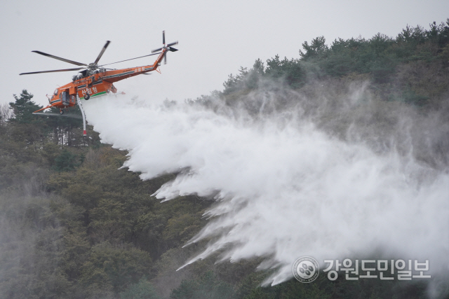 ▲ 산림청이 최근 초대형 헬기(S-64E) 1대를 추가 배치했다.