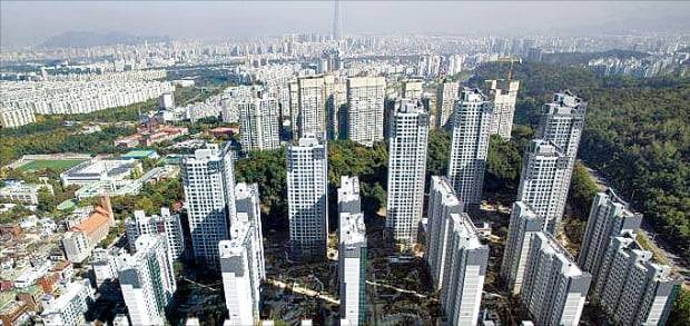 서울 주요 신축 대단지 아파트 전셋값이 급락하고 있다. 내년 초 입주하는 인근 아파트 단지의 신규 임대차 물건이 쏟아지면서 전셋값이 급락한 개포동 래미안블레스티지. 한경DB