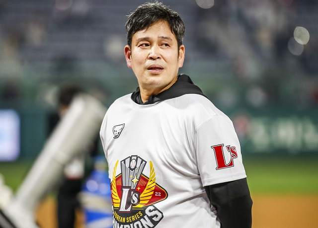 지난 11월 8일 인천 SSG랜더스필드에서 열린 2022 KBO 한국시리즈에서 우승을 차지한 정용진 신세계그룹 부회장이 기뻐하고 있다. 뉴시스