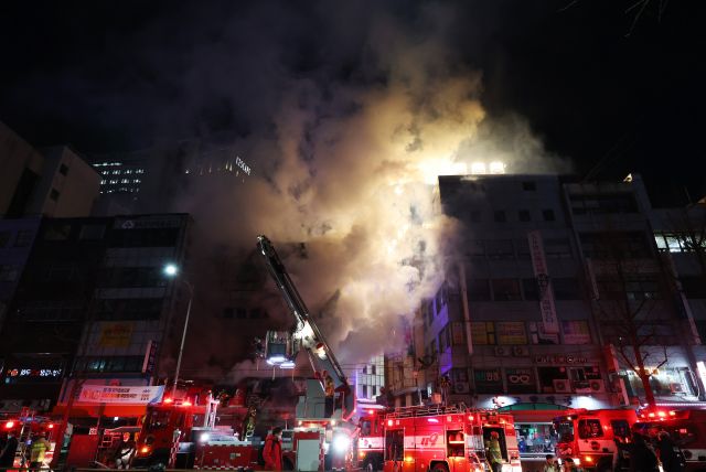 서울 중구 남대문시장 인근 건물 상층부가 14일 밤 화염에 휩싸여 있다. 연합뉴스