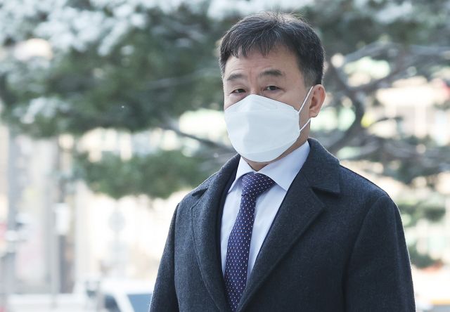 뇌물공여 혐의로 기소된 김만배씨가 지난 6일 경기도 수원지방법원에서 열린 공판에 출석하고 있다. 연합뉴스