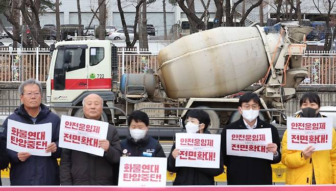 ▲12월13일 오후 서울 용산 대통령실 앞에서 공공운수노조, 전국민중공동행동, 참여연대, 조계종 사회노동위원회 관계자 등이 화물 노동자에 대한 안전운임제 확대를 촉구하며 시민사회종교단체 공동 기자회견을 하고 있다. ⓒ 연합뉴스