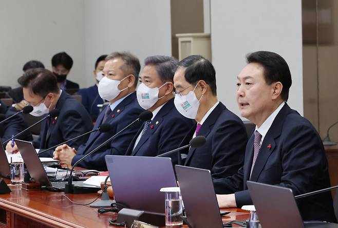 윤석열 대통령이 13일 오전 서울 용산 대통령실 청사에서 국무회의를 주재하고 있다. [연합]