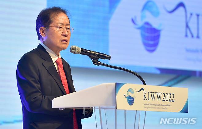[대구=뉴시스] 이무열 기자 = 홍준표 대구시장이 23일 오전 대구 북구 엑스코에서 열린 ‘대한민국 국제물주간 2022’ 개회식에서 인사말을 하고 있다. 2022.11.23. lmy@newsis.com