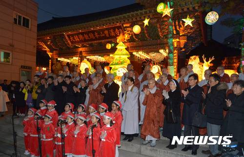 【서울=뉴시스】이영환 기자 = 13일 오후 서울 종로구 조계사 일주문 앞에서 크리스마스 트리가 점등식이 열리고 있다.이날 크리스마스 트리 점등식에는 자승 조계종 총무원장, 김영주 한국기독교교회협의회 총무 등이 참석했다. 2016.12.13. 20hwan@newsis.com