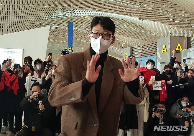 [인천공항=뉴시스] 한은진 기자 = 한국 축구대표팀 주장 손흥민이 13일 오전 인천국제공항을 통해 영국 런던으로 출국하며 팬들에게 인사하고 있다. 2022.12.13. gold@newsis.com