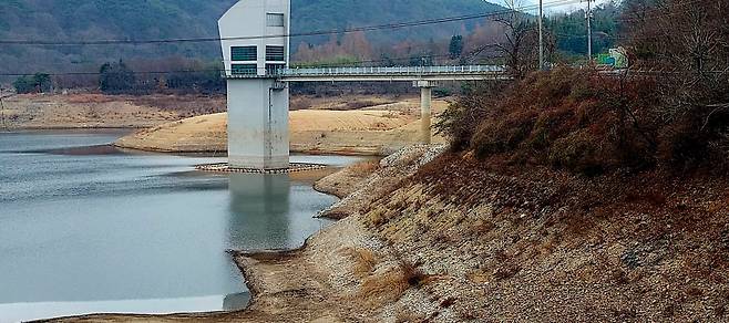 12일 오후, 가뭄이 장기화하고 있는 전남 화순 이서면 동복호의 저수율이 28%대에 그치며 바닥이 드러나고 있다. 동복댐이 20%대 저수율을 기록한 것은 10년 새 처음이다. 매일 0.2%씩 떨어지고 있어 내년 초 제한급수 마지노선인 한 자릿수 돌파마저 목전에 둔 상황이다. ⓒ시사저널 정성환