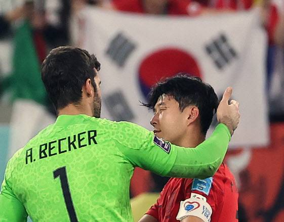 지난 6일 오전(한국시간) 카타르 도하 974 스타디움에서 열린 2022 카타르 월드컵 16강전 한국과 브라질 경기가 끝나고 브라질 골키퍼 알리송 베커(등번호 1번)가 손흥민 선수와 대화를 나누는 모습.