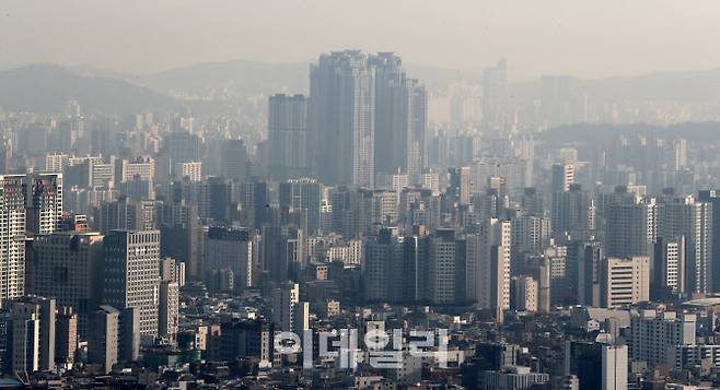 서울 남산에서 시내 아파트 단지가 보이고 있다. (사진=방인권 기자)