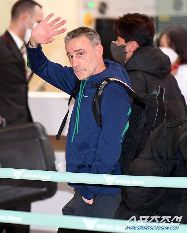 한국 축구를 12년 만에 월드컵 16강으로 이끌었던 파울루 벤투 감독이 13일 인천국제공항을 통해 조국 포르투갈로 돌아갔다. 벤투 감독이 출국장으로 향하며 인사를 건네고 있다. 인천공항=박재만 기자 pjm@sportschosun.com/2022.12.13/