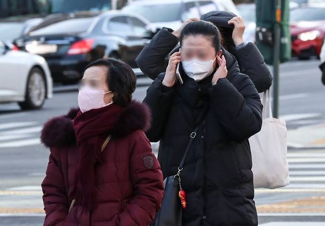 서울 세종대로 인근에서 시민들이 두꺼운 옷을 입은 시민들이 출근하고 있다. ⓒ뉴시스