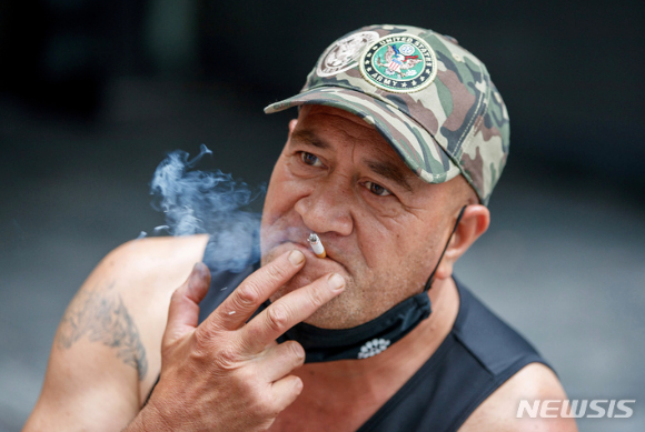 지난 2021년 뉴질랜드의 오클랜드에서 한 남성이 담배를 피우고 있다. [사진=뉴시스 ]
