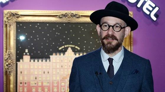 일러스트 작가이자 화가인 맥스 달튼이 8일 서울 영등포구 63아트 전망대 미술관에서 열린 '맥스 달튼, 영화의 순간들 63 개인전 프리뷰에서 자신의 작품을 설명하고 있다. 등 뒤로 보이는 작품이 웨스 앤더슨 감독의 영화 '그랜드 부다페스트 호텔' 오리지널 일러스트. 달튼은 이 작품을 가장 좋아한다고 꼽았다. 뉴스1