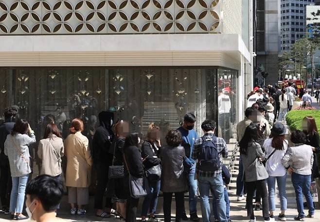 2020년 5월 롯데백화점 본관 앞에 명품 구매를 위해 대기줄이 늘어서있다. [연합]