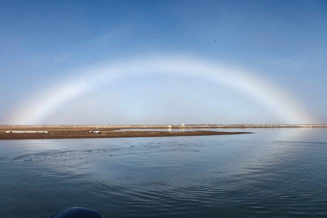 북극곰 서식지 위로 쌍무지개가 떴다.