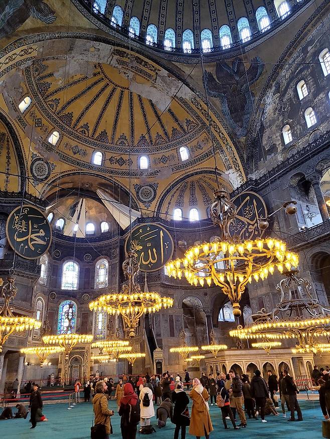 아야 소피아의 웅장한 내부