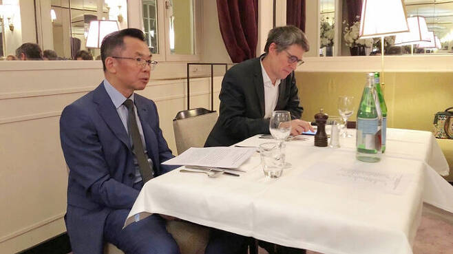 프랑스 외교기자협회 만찬 교류회에 참석한 루샤예 주프랑스 중국 대사(왼쪽). (출처=주프랑스 중국대사관)