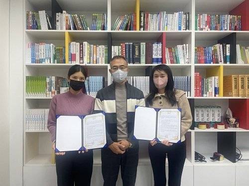 예스폼 이응렬 회장(가운데), 예스폼 이재영 대표(왼쪽), 선준브레인센터 이경연 대표(오른쪽).