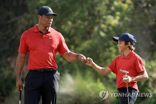 작년 PNC 챔피언십에 출전한 우즈 부자. [AFP/게티이미지=연합뉴스]