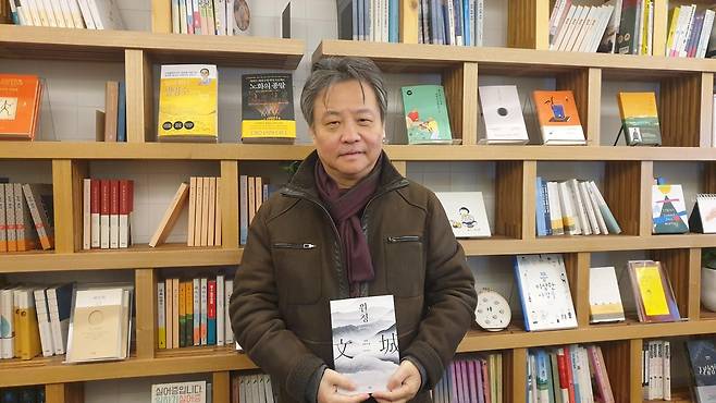 신작 '원청' 들고 내한한 중국의 위화 작가 (서울=연합뉴스) 이은정 기자 = 신작 '원청' 출간 차 내한한 중국 위화 작가가 15일 서울 종로구 한 카페에서 간담회를 했다. 2022.12.15 mimi@yna.co.kr (끝)