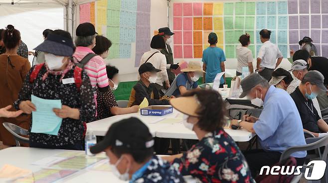 21일 오후 경기 수원시 팔달구 화성행궁에서 열린 ‘2022년 노인 일자리 채용 한마당’에서 어르신들이 구직활동을 하고 있다. 2022.6.21/뉴스1 ⓒ News1 김영운 기자