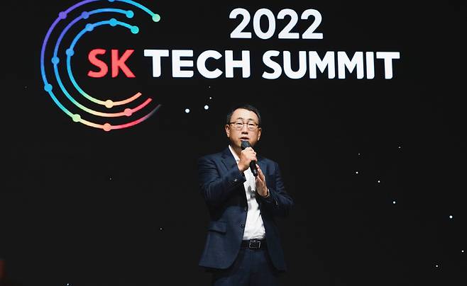유영상 SKT 대표가 지난달 8일 서울 광진구 워커힐 호텔에서 열린 ‘SK 테크 서밋 2022’ 에서 환영사를 하고 있다. /SKT 제공