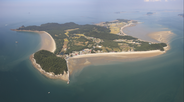충남 보령시 오천면에 속한 삽시도 전경. 섬 전체 모양이 화살촉을 닮았다고 해 삽시도라고 부른다. 서쪽에 일부 높은 산지가 있지만, 나머지는 대부분 낮은 구릉지다. 해안에는 넓은 만이 발달해 있고, 곳곳에 돌출부가 있다. 동쪽과 남쪽 해안에는 육지에서 밀려온 토사가 퇴적해 넓은 사빈이 발달해 있고, 북서쪽에는 암석해안이 많다. 보령시 제공