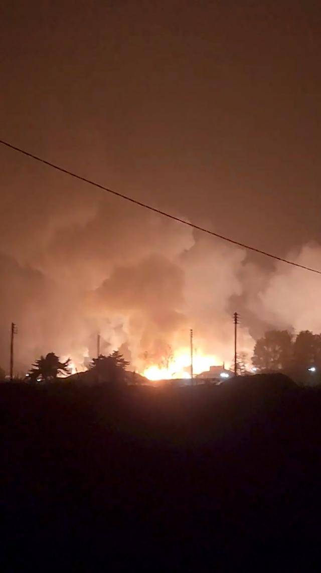 한미 군 당국이 지난 10월 4일 북한의 중거리 탄도미사일(IRBM) 도발에 대응해 발사한 한국군의 '현무-2C' 미사일 한 발이 비정상으로 비행하다 강원 강릉 공군기지로 떨어져 화염과 연기가 치솟고 있다. 로이터 연합뉴스