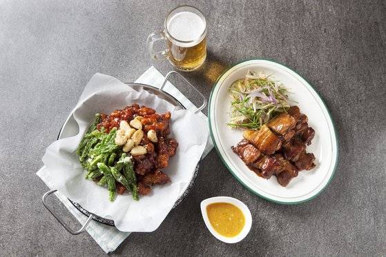 홈파티에 어울리는 돼지고기 요리, 사진 왼쪽부터 꽈리고추 돼지고기 강정, 삼겹살 간장 조림과 채소무침.[사진 송미성]