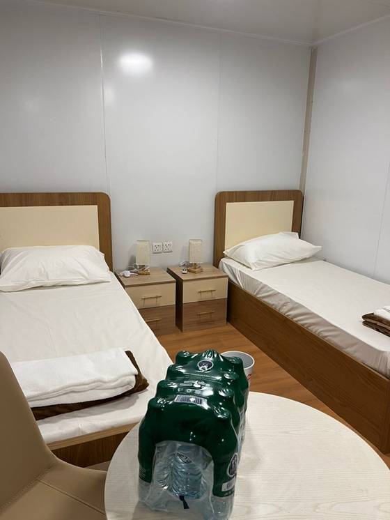 2022 카타르 월드컵 직관을 위해 최보락(32)씨가 FIFA 홈페이지에서 구매한 2인용 컨테이너 숙소 내부. 이 숙소의 1박 가격은 207달러로, 1인당 약 14만원이었다. [사진 최보락]