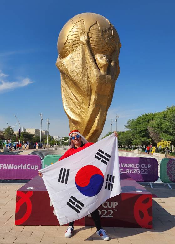 카타르에 설치된 월드컵 트로피 모형 앞에서 태극기를 펼쳐 든 김병기(30)씨. [사진 김병기]