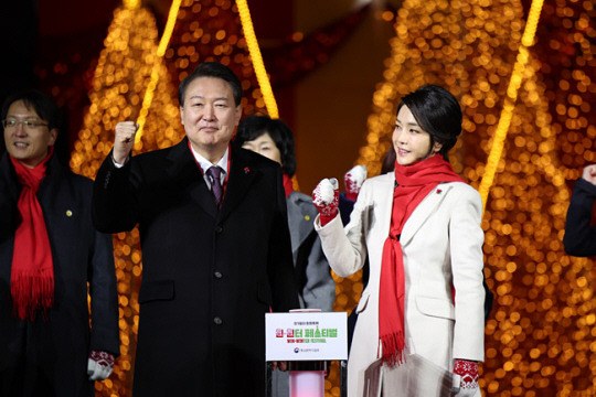 윤석열 대통령과 부인 김건희 여사가 16일 서울 종로구 열린송현광장에서 열린 ‘윈·윈터 페스티벌’ 개막식에서 트리 점등 후 기념촬영을 하고 있다. 뉴시스