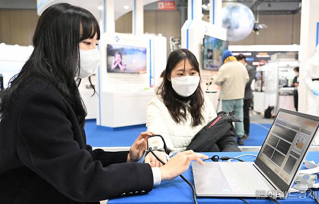 2022 대한민국 과학기술대전이 열린 킨텍스 전시관을 찾은 한 관람객이 한국한의학연구원의 디지털 맥진기를 통해 진맥체험을 하고 있다. [고양=임세준 기자]