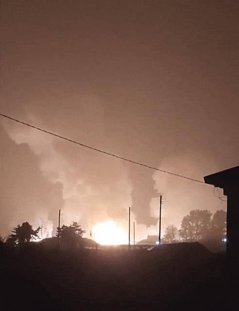 [서울=뉴시스] 현무-2 1발 낙탄으로 강릉 부대 내의 폭발 모습. (사진=커뮤니티 캡쳐) 2022.10.05. photo@newsis.com *재판매 및 DB 금지