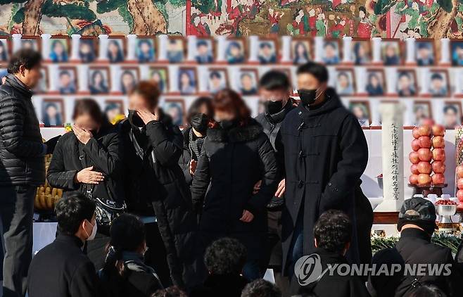 이태원 참사 희생자 추모 위령제 참석한 유가족들 (서울=연합뉴스) 황광모 기자 = 16일 오전 서울 종로구 조계사에서 열린' 10.29 이태원 참사 희생자 추모 위령제(49재)'에서 유가족들이 헌화를 마친 뒤 이동하고 있다. 2022.12.16 [공동취재]
