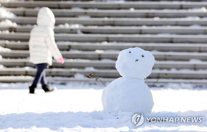 '눈사람도 추워요' [연합뉴스 자료사진]