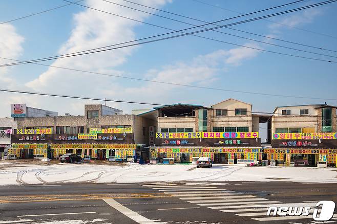 화성시 일대 ‘바지락 칼국수’ 식당들.(경기관광공사 제공)/