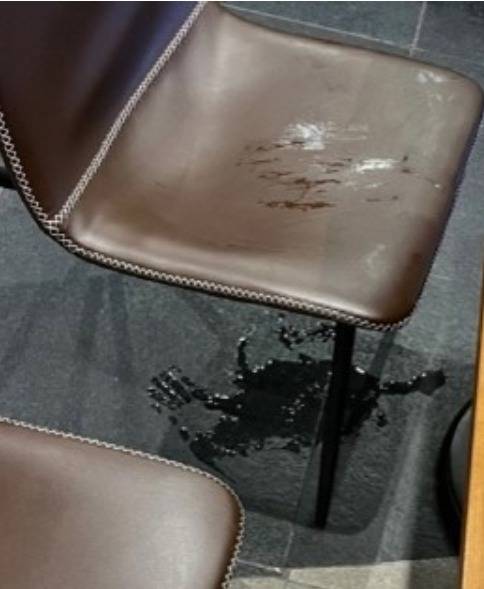 70대 추정 노인이 카페 의자와 바닥에 소변을 눈 모습. (온라인 커뮤니티 갈무리)