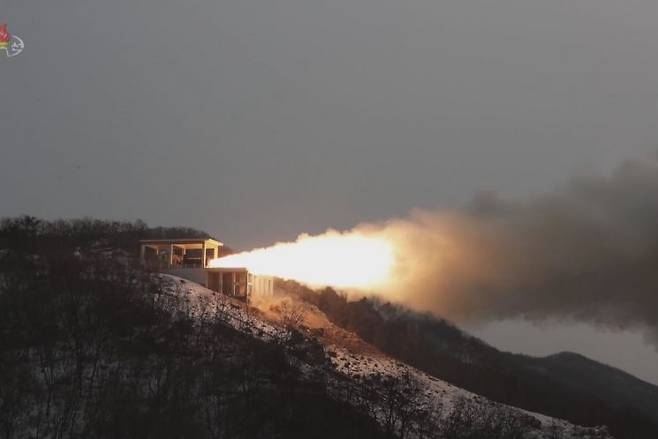 북한이 고체연료를 사용하는 신형 대륙간탄도미사일(ICBM)을 개발하기 위한 것으로 보이는 고출력 로켓엔진 시험에 성공했다고 밝혔다. 
조선중앙TV는 16일 "조선로동당 제8차대회가 제시한 국방력강화의 중요핵심목표들을 결사완수하려는 국방과학연구부문 과학자, 기술자들의 불굴의 의지와 완강한 노력이 실천적인 성과들로 이어지고 있는 가운데 또다시 12월 15일 전략적의의를 가지는 중대시험이 진행되였다"고 보도했다. [조선중앙TV 화면] [이미지출처=연합뉴스]