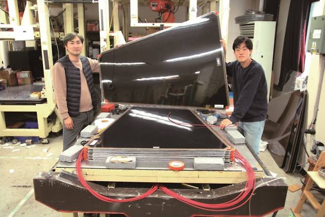 한국검출기연구소의 강민호 팀장(왼쪽)과 조영민 연구원 (오른쪽)이 CMS에 들어갈 RPC 부품을 들어보이고 있다. 과학동아 DB